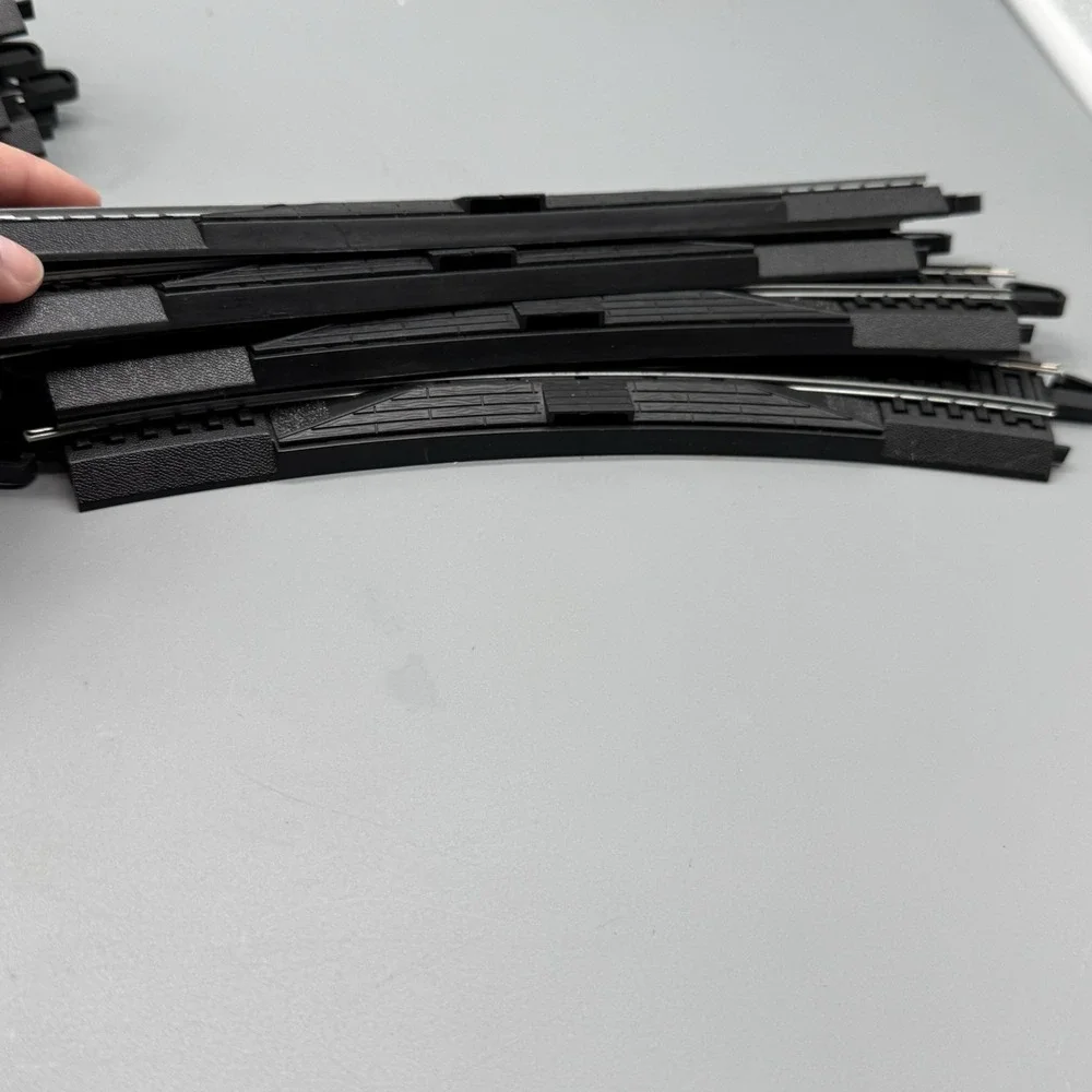 Bachmann HO Scale E-Z Track 18 Pc Lot Black Roadbed Straight Curve Rerailer 18